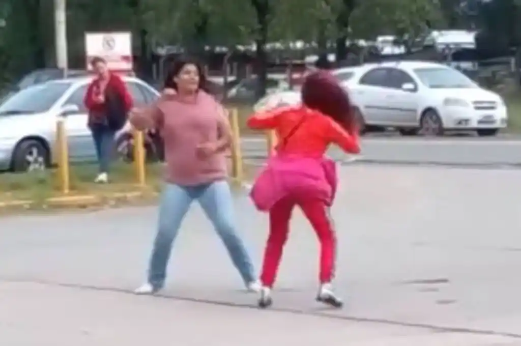 Mujeres enfrentadas por un colectivero