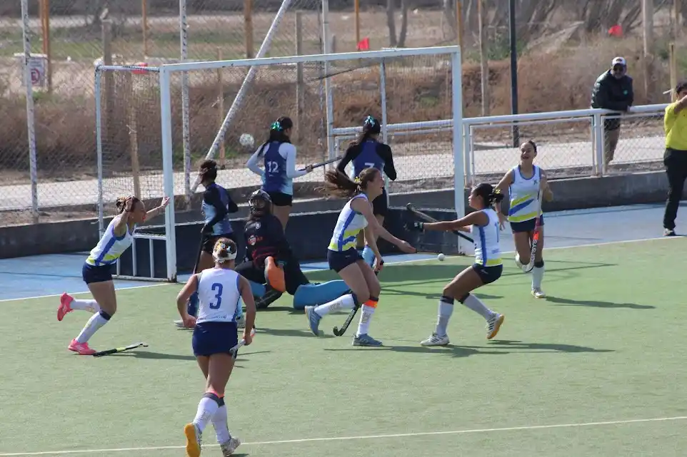 Grito de gol. Las chicas se metieron en semifinales donde enfrentarán a Río Negro. Foto gentileza: Cecilia Kegalj