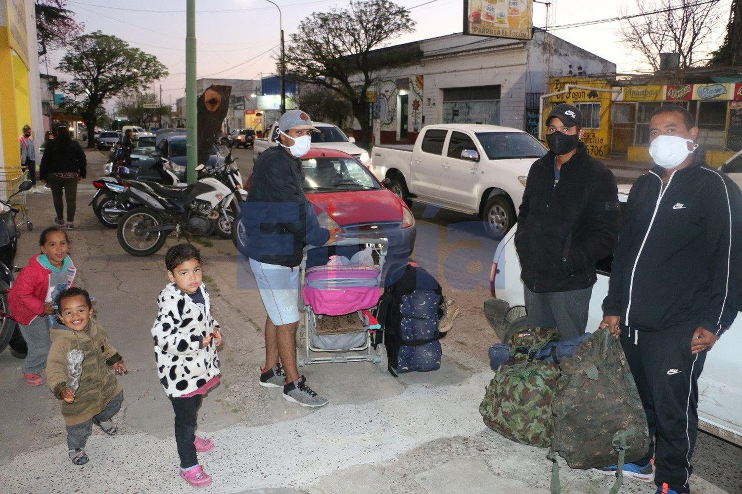 Son venezolanos; pasaron por Colombia, Bolivia y Gualeguaychú pero seguirán hacia Uruguay