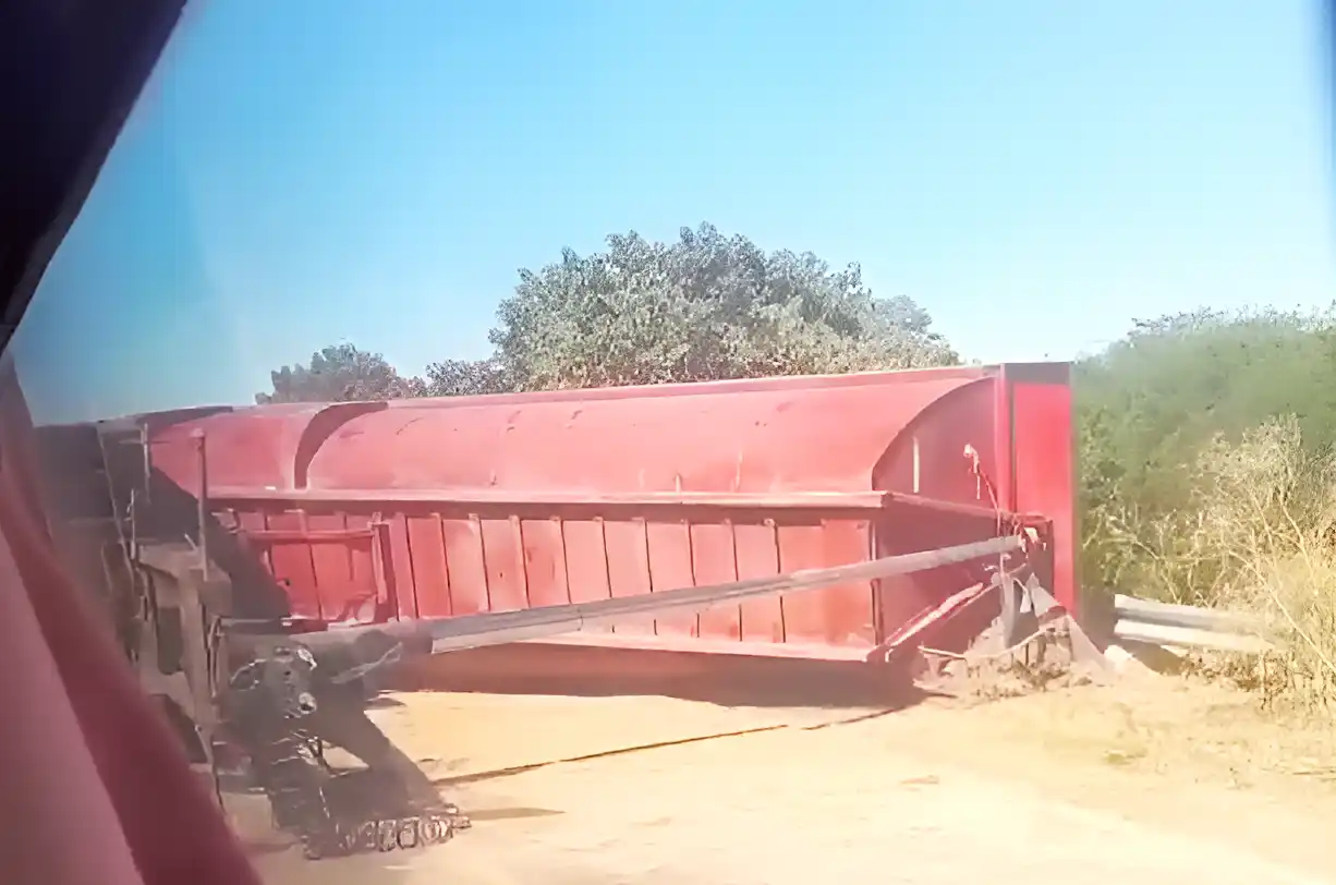 Así quedó la batea del camión arenero, obstruyendo uno de los carriles.