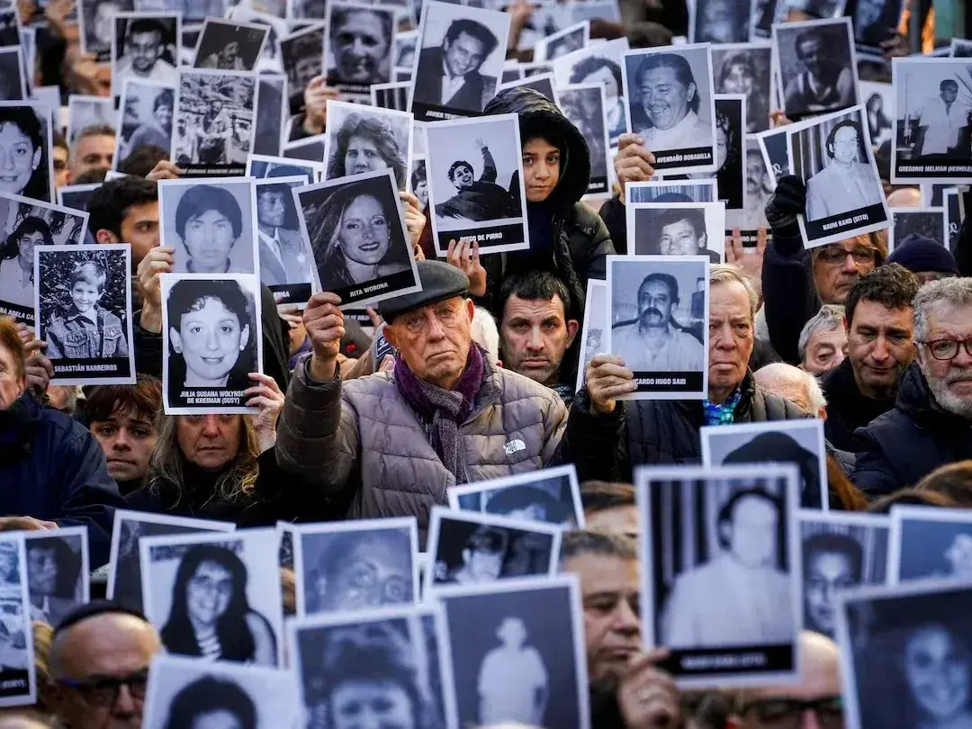 Acto y reclamo de familiares de víctimas del atentado a la AMIA, que fue en 1994 y provocó 85 muertes.