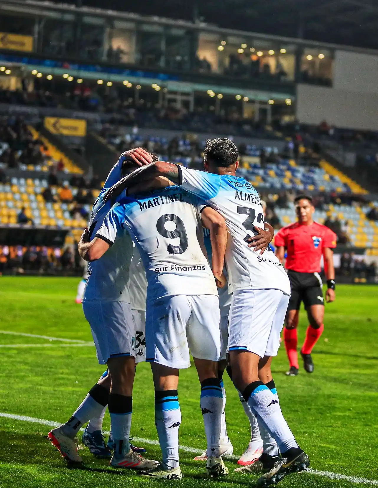 Racing sacó ventaja de dos en Chile.