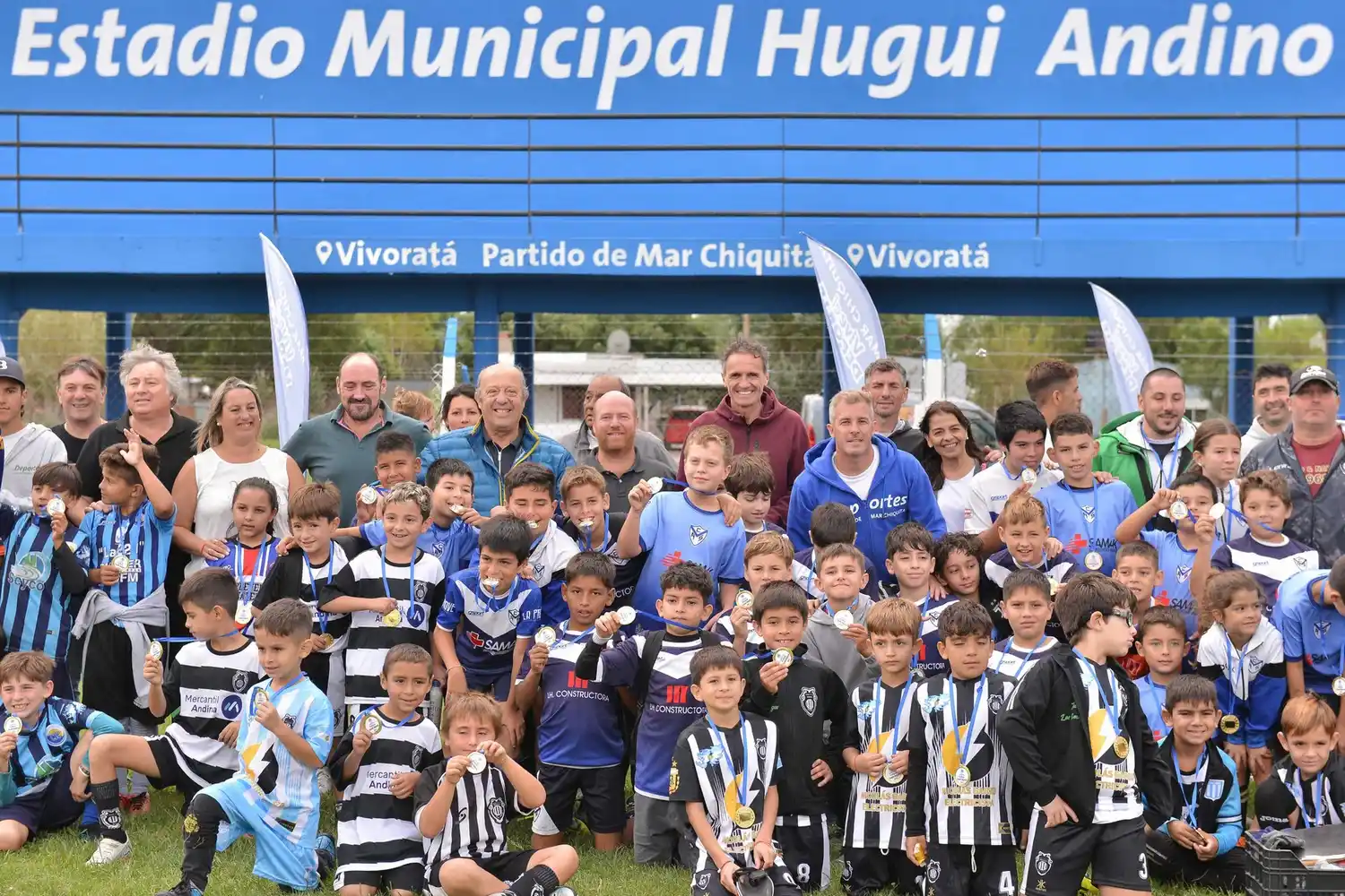 Antes de la inauguración hubo un partido entre equipos de la región.