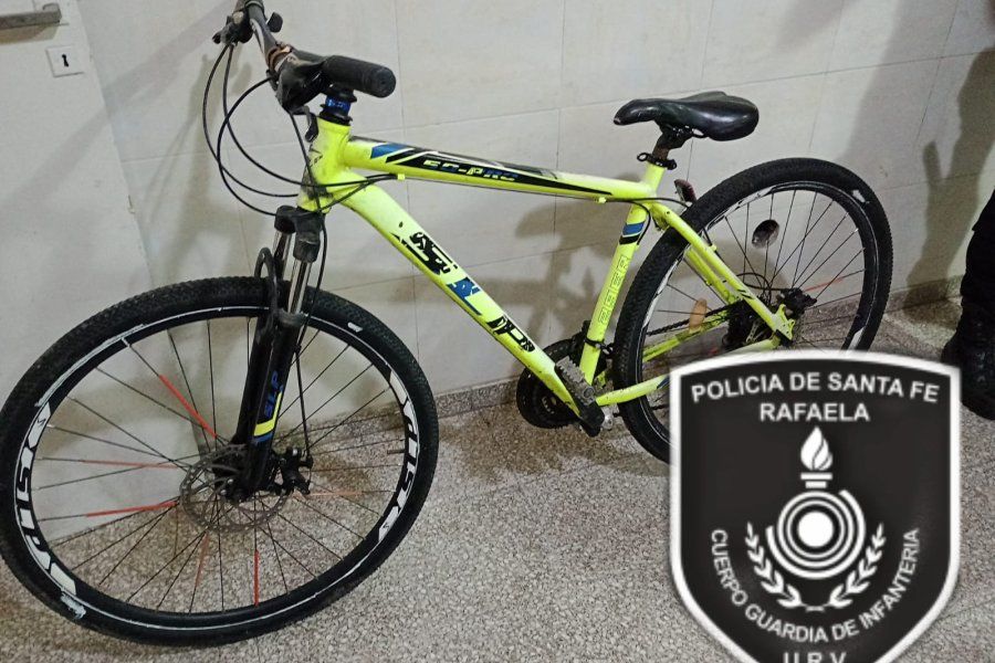 Lo vieron vendiendo una bicicleta en la calle, pero le dijo a la policía que “era prestada”