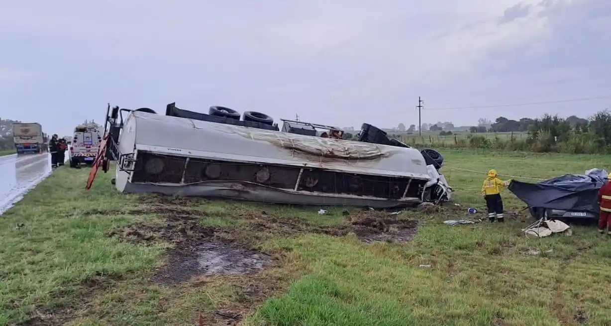 Cinco muertos tras el choque entre un auto y un camión cisterna en la ruta 34
