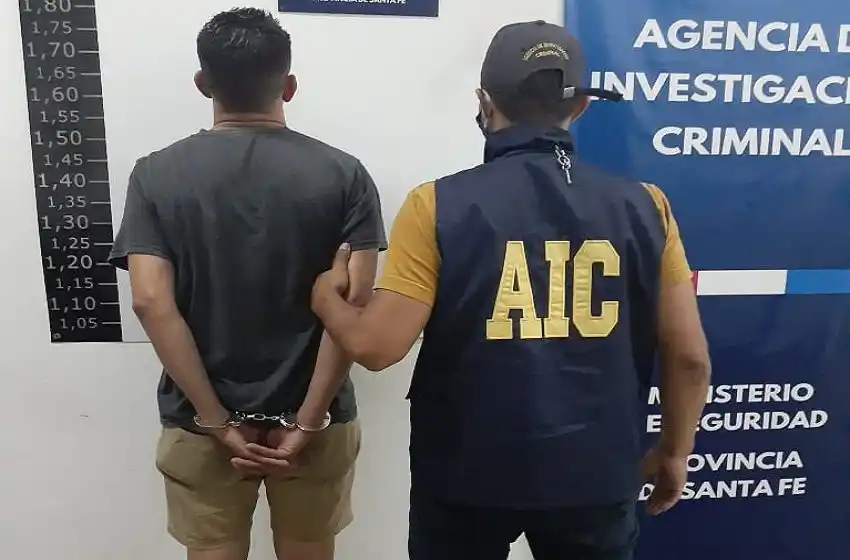 Detuvieron en un reconocido negocio de calle San Luis a un hombre que atropelló a un joven y escapó