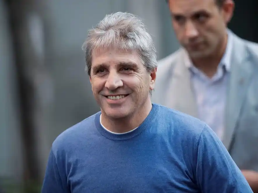 Caputo prometió a empresarios que si la economía crece un 8% en 2026 avanzará con la eliminación del Impuesto al Cheque