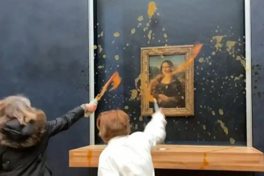 VIDEO: Activistas climáticos le tiraron sopa a la Mona Lisa 