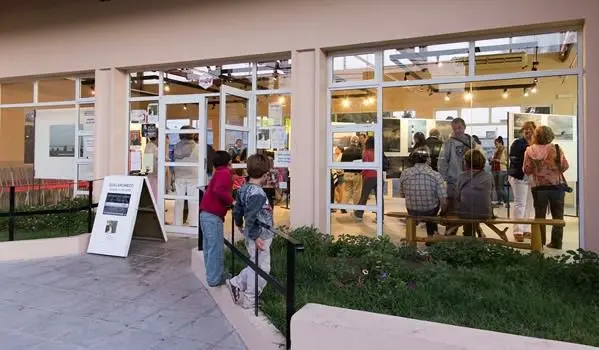 Artistas locales exponen en la muestra “Entremares”