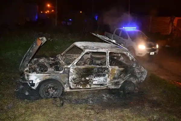 Gualeguaychú: esta madrugada, se incendió por completo un auto