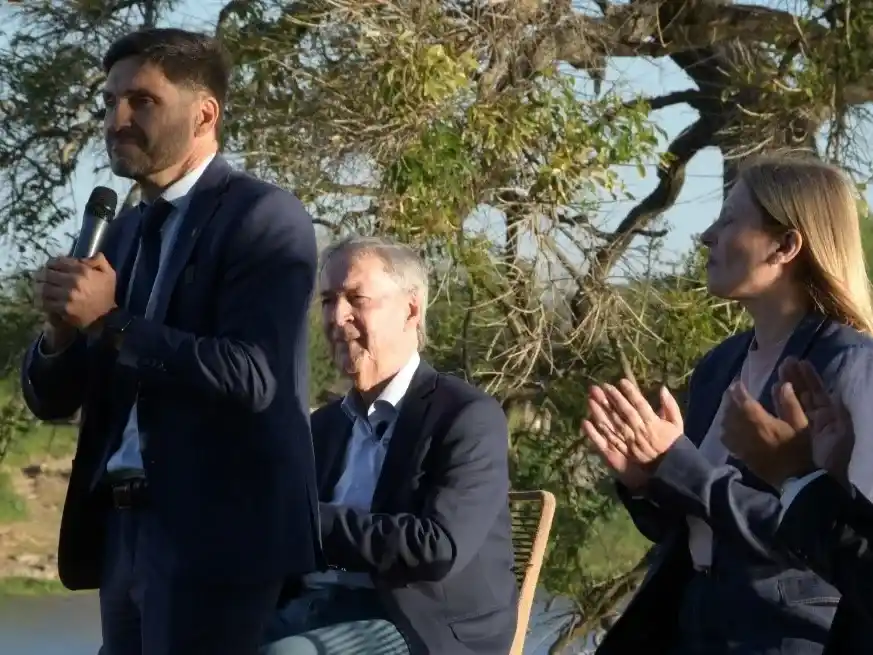 Pullaro y Schiaretti encabezaron el inicio de la campaña de Provincias Unidas en Santa Fe, donde la lista para diputados nacionales está encabezada por Gisela Scaglia y Pablo Farías. Crédito: Luis Cetraro.