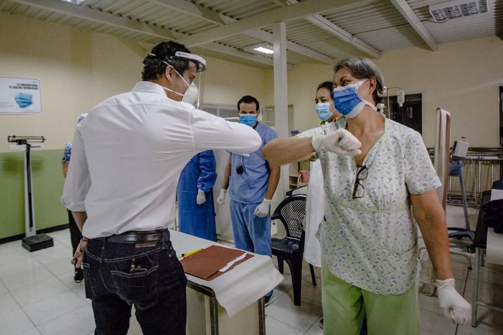De sorpresa: Guaidó entrega insumos a trabajadores de la salud