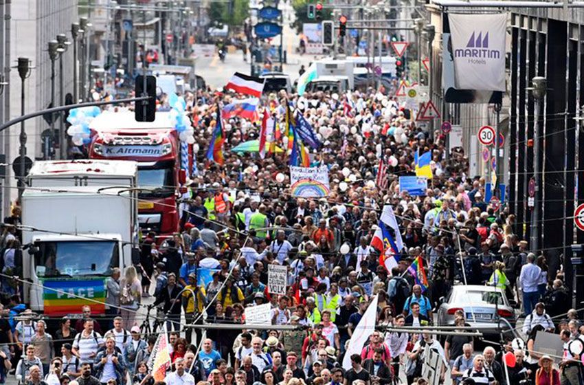 Policía alemana dispersa por la fuerza marcha contra restricciones por el coronavirus