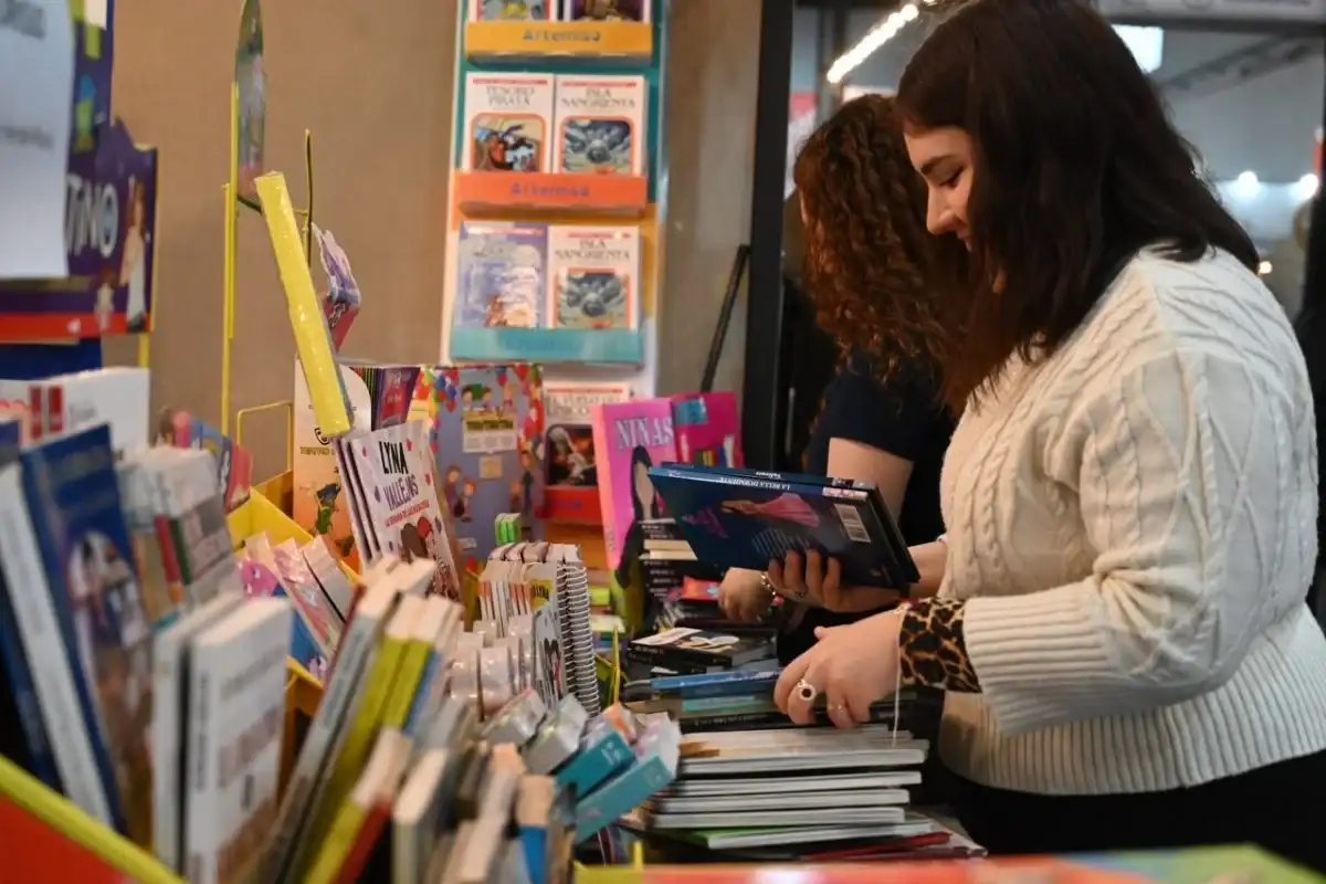 Cientos de personas disfrutaron de la primera jornada de la Feria del Libro: seguirá durante todo el fin de semana