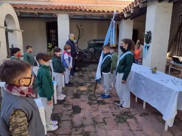 Los alumnos de la escuela municipal 3 prometieron lealtad a la bandera