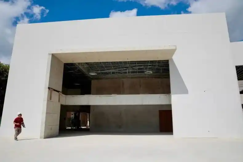 El aula magna tiene capacidad para 180 estudiantes.