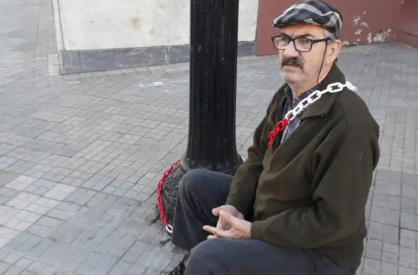 Un hombre se encadenó en la puerta de la Municipalidad