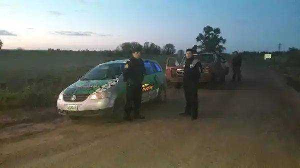 Venían de cazar ciervos con 15 perros en una camioneta