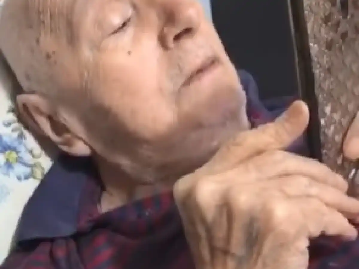 Una canción de La Mona le hace recobrar la memoria y se vuelve viral