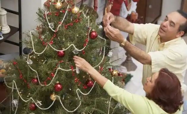 El arte y el diseño ganan terreno en el armado del arbolito de Navidad