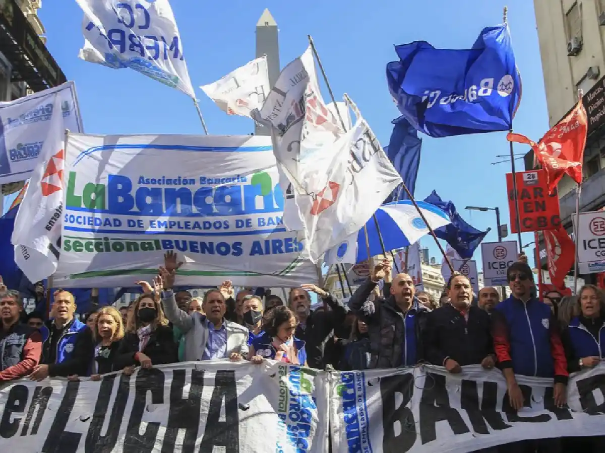 Bancarios cerraron paritaria con aumento del 60%