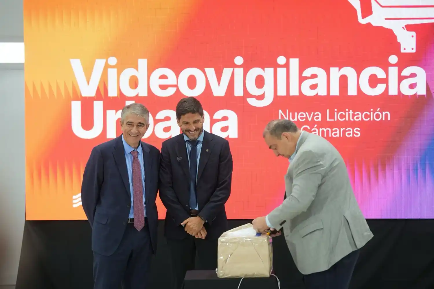 Pullaro encabezó en la ciudad de Santa Fe la licitación del nuevo sistema de videovigilancia.