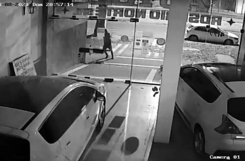 Video: dispararon contra una concesionaria de zona norte y una mujer falleció de un paro cardíaco