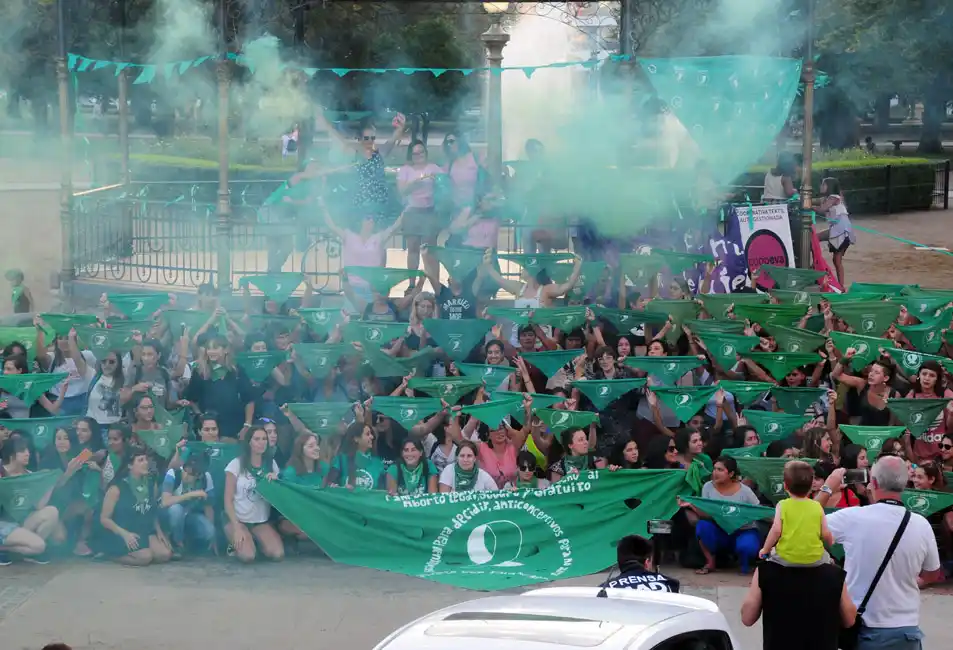 Alzando los pañuelos verdes, un grupo de mujeres pidió por el derecho al aborto