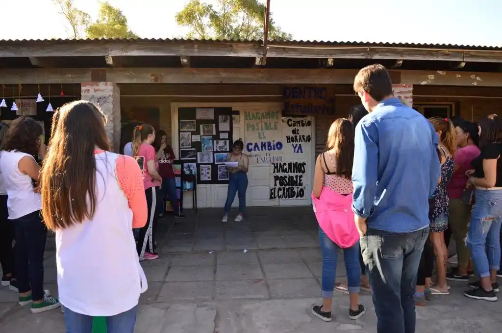 Alumnos piden cambio de horario para no tener que irse de la escuela