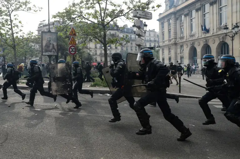 Masivas manifestaciones e incidentes aislados en París