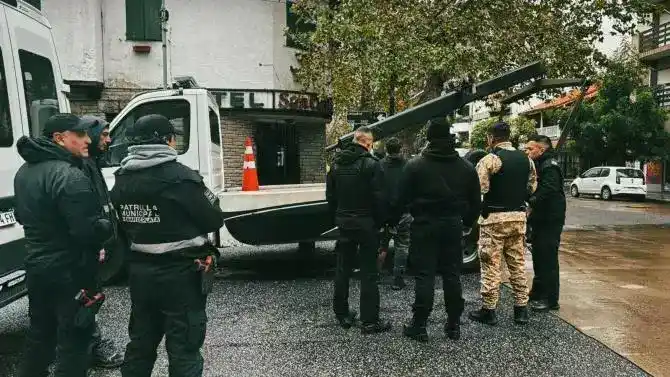 Aprehendieron a un hombre tras provocar disturbios y agredir a agentes municipales en plena vía pública