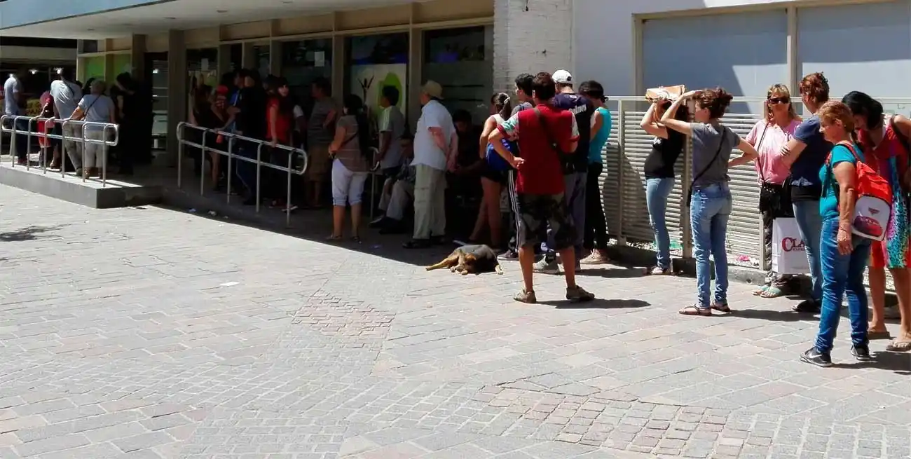 El gobierno nacional evalúa otorgar un bono antes de fin de año