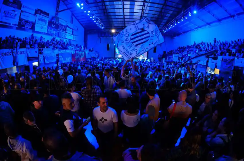 Los principales búnkers recibieron los primeros resultados electorales