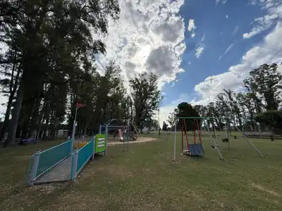 Jugando Juntos: Di Gregorio avanza con la instalación de juegos inclusivos en la región