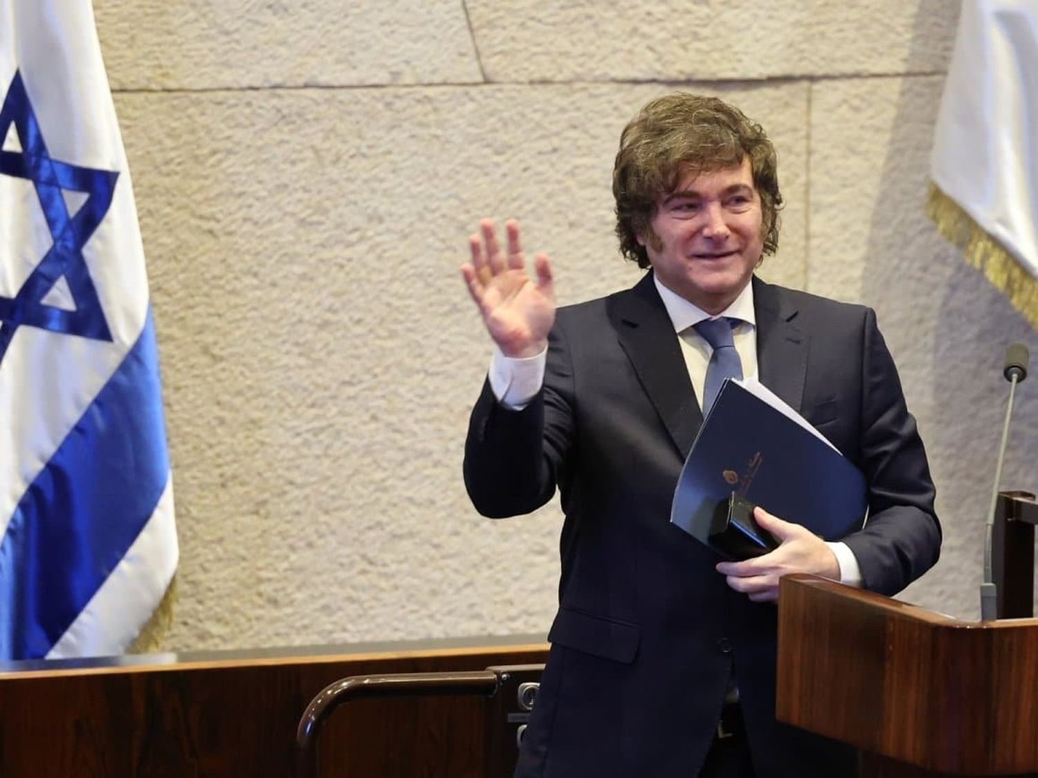 Increparon a Javier Milei en Jerusalén: un manifestante con bandera palestina fue reducido por la seguridad