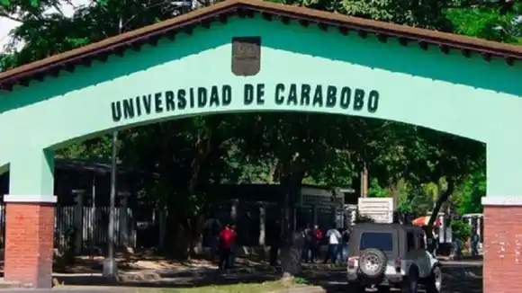 ¡LOS PROPIOS ESTUDIANTES! Agarran a conductor de transporte público acusado de abuso contra universitaria en la UC