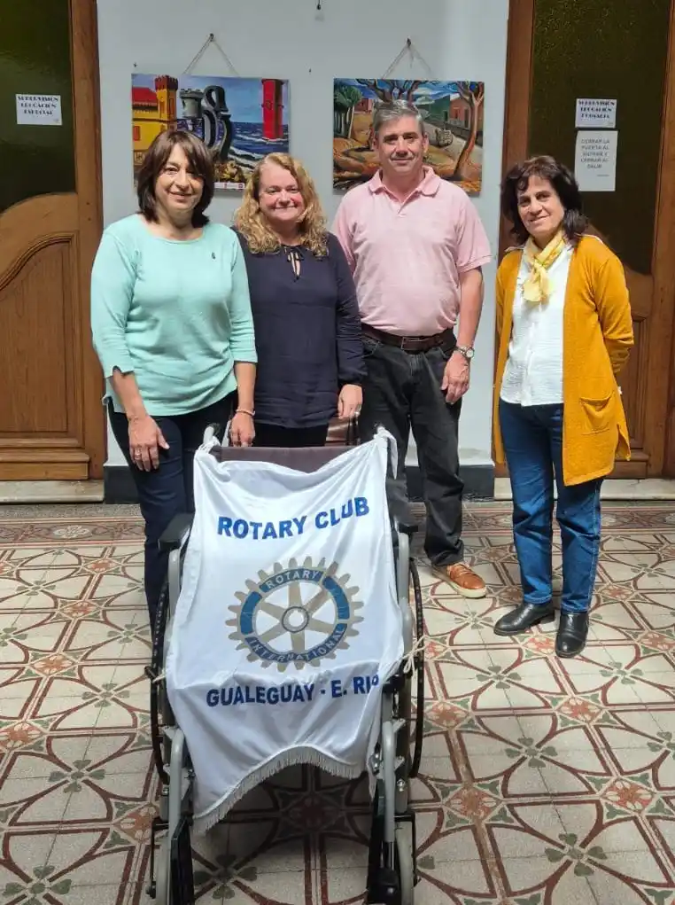 Entrega de silla de ruedas a la Dirección Departamental de Escuelas-