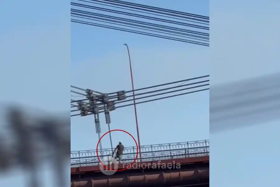 VIDEO | A plena luz del día, robó 40 metros de cables eléctricos en el Puente Colgante de Santa Fe y fue detenido