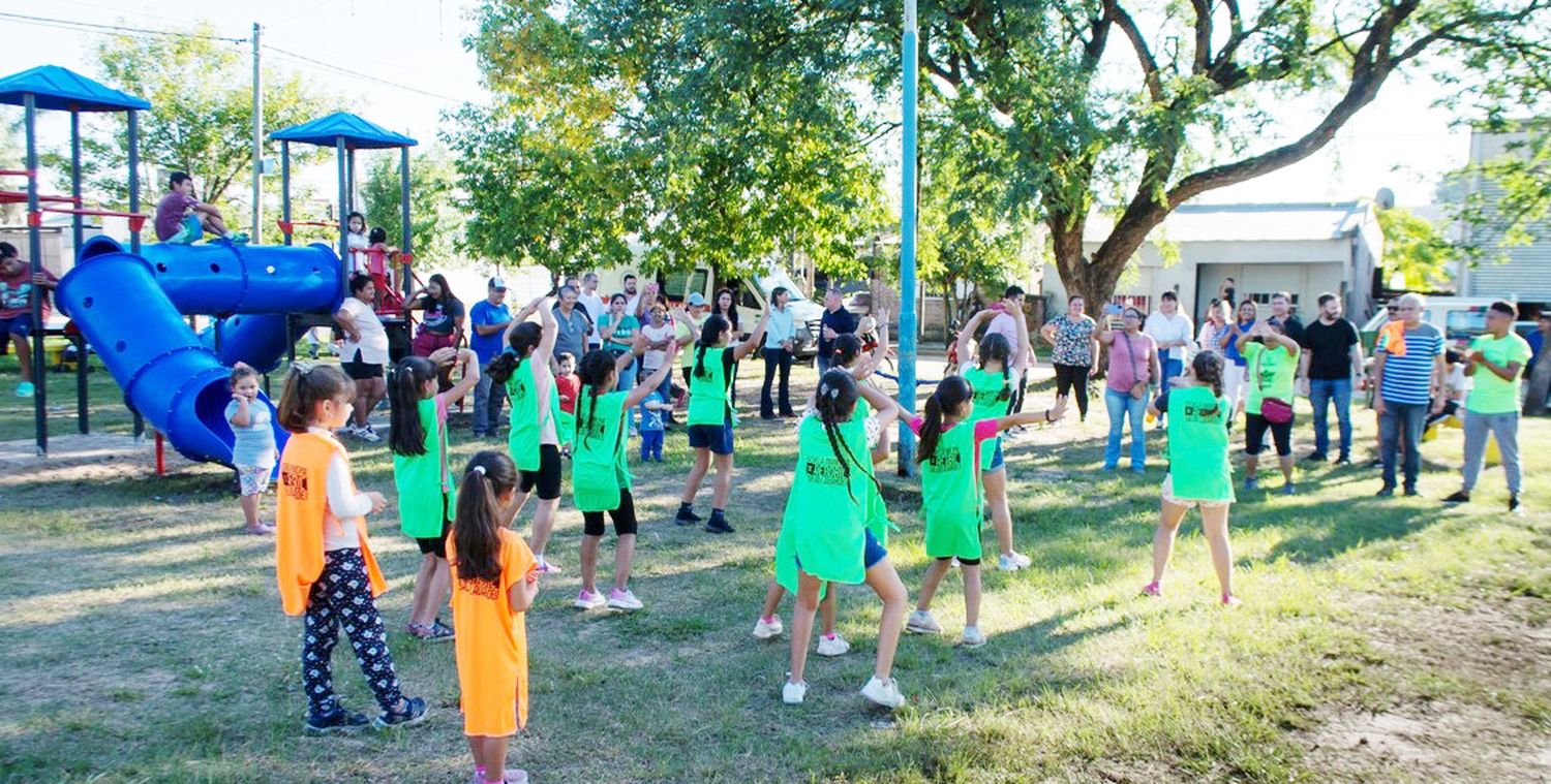 Actividades recreativas e inauguración de juegos en la plaza del Barrio Lavardén