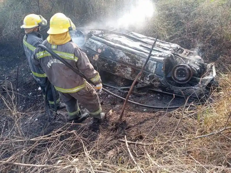 Vuelco e incendio de un auto en la RP 2; hay un herido