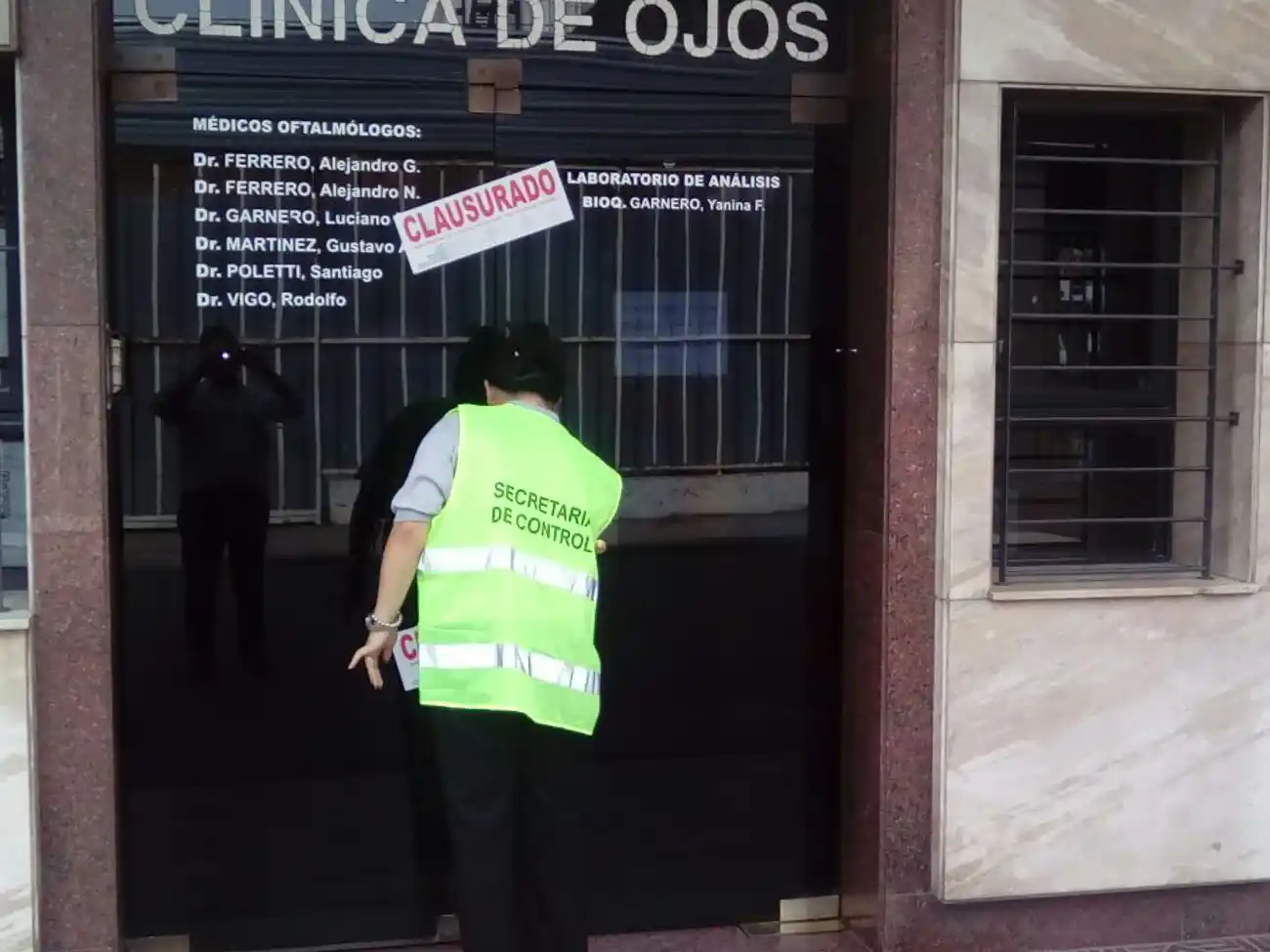 Clausuran cuatro establecimientos por arrojar residuos patológicos en reservorios