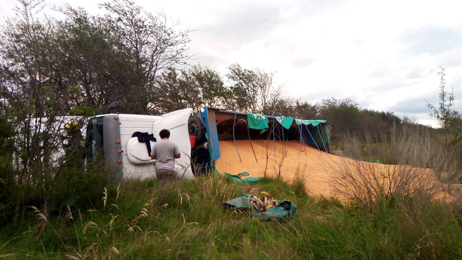 Volcó un camión en el Octavo Distrito