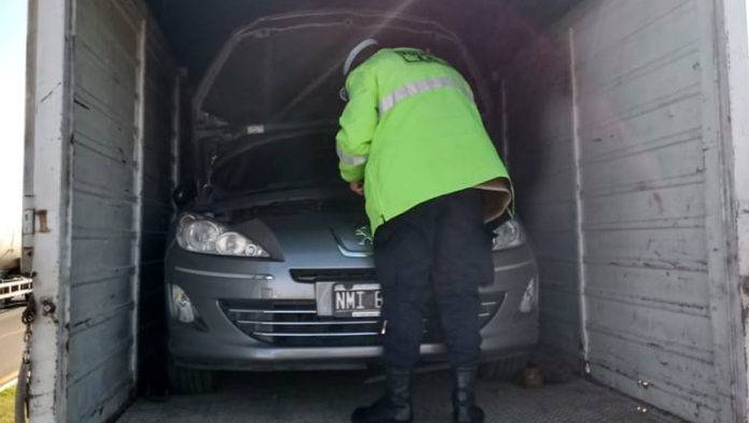 Mudanza trucha: Transportaban un auto oculto en un camión