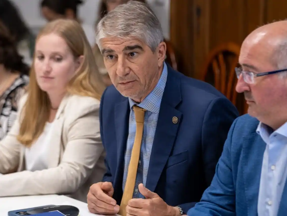 Bastia encabezó el encuentro en la Legislatura.