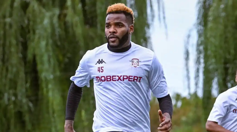 El delantero Aaron Boupendza.
