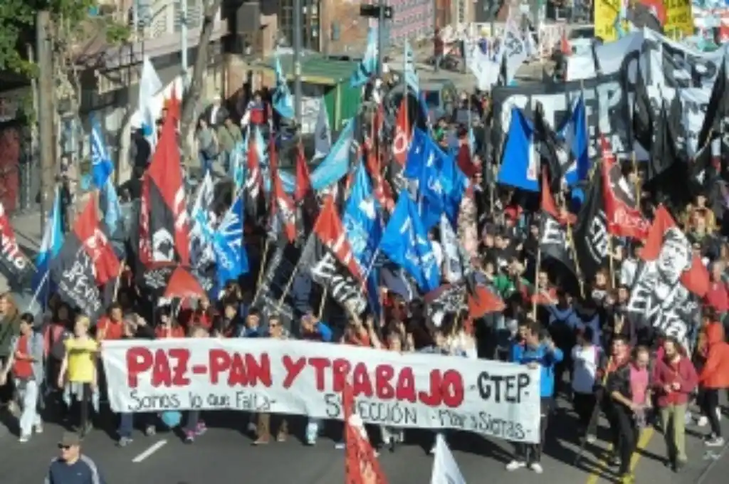 Los movimientos sociales de la UTEP realizan una marcha de San Cayetano