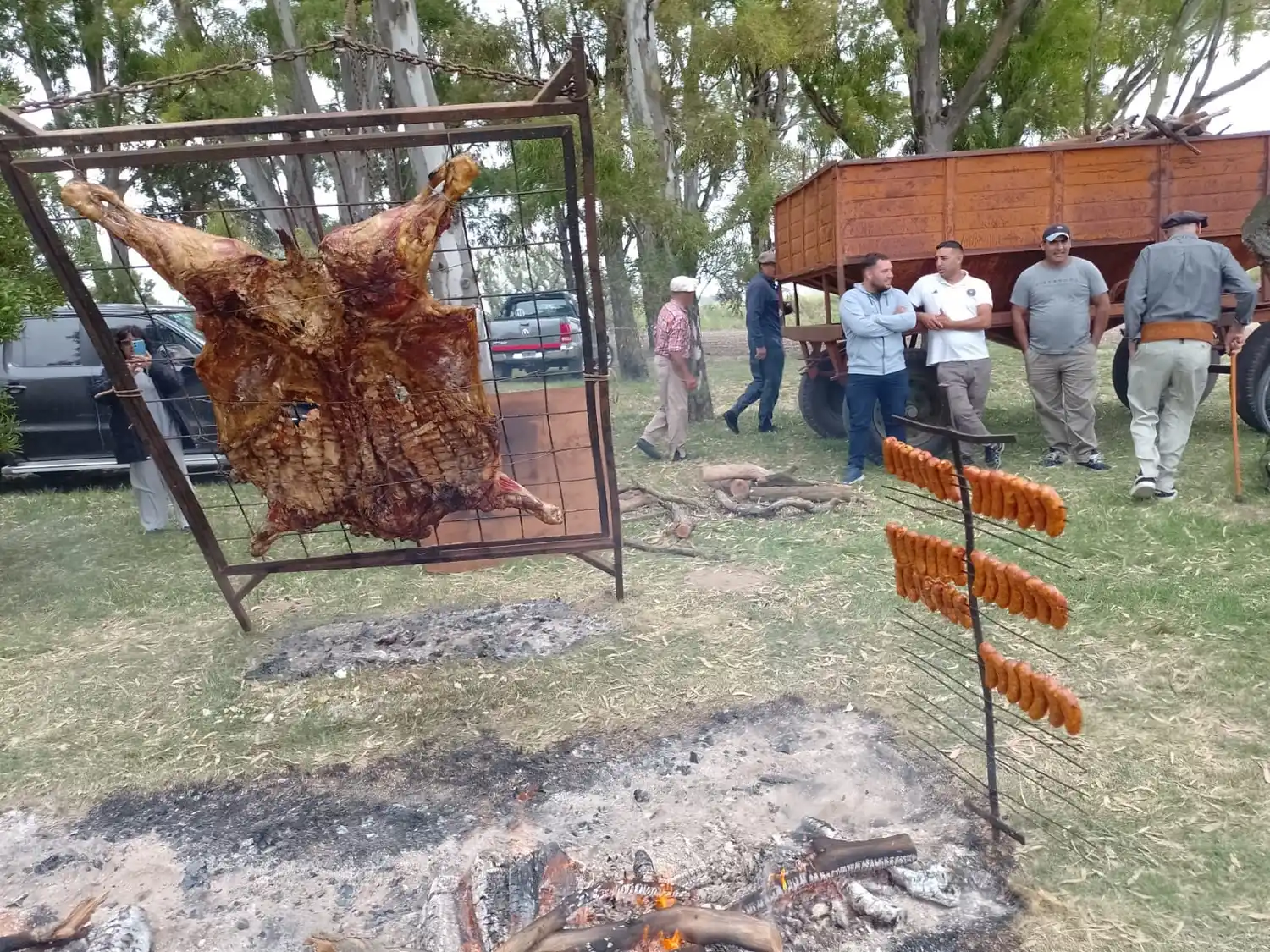 "Bocha" Santacruz asó una ternera entre la noche del sábado y la mañana del domingo para compartirla –gratis- con los asistentes
