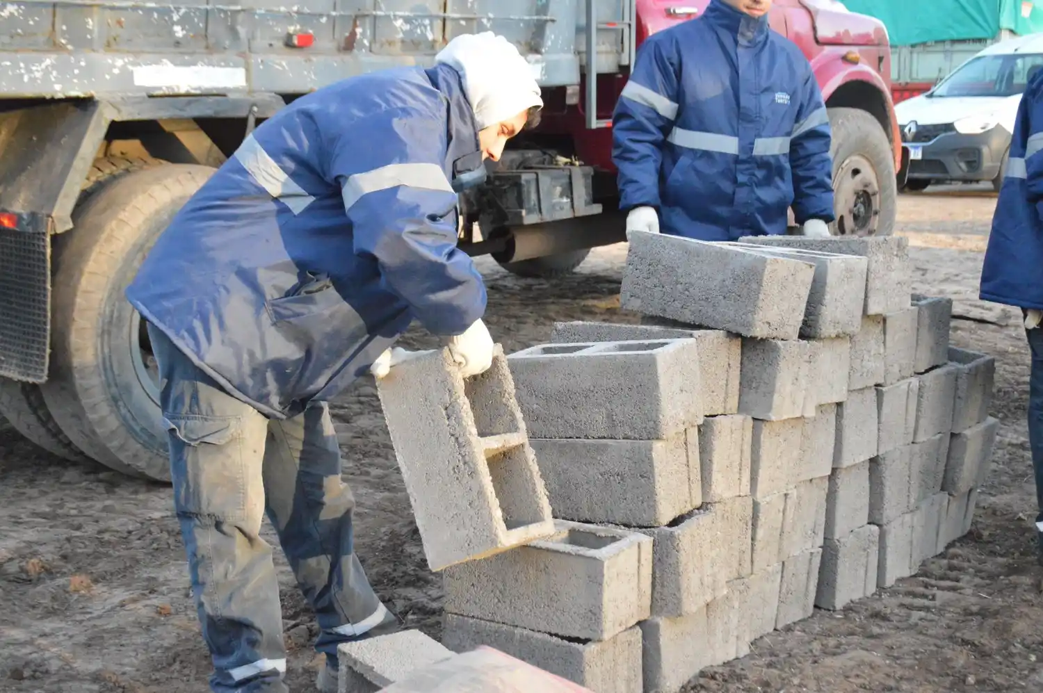 Personal municipal en plena tarea.
