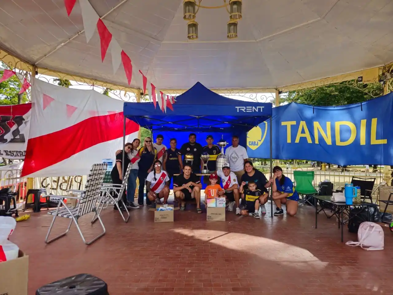 La Glorieta de la Plaza Independencia se transformó en un punto de encuentro donde las camisetas, banderas y colores de ambos clubes convivieron con un objetivo común.