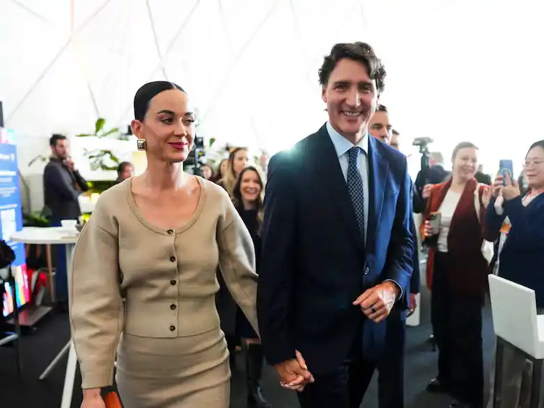 Katy Perry y Justin Trudeau en su llegada a Davos, Suiza